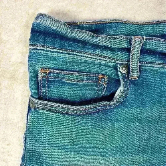 LOFT 5.5" Inseam Relaxed Fit Boyfriend Bermuda Denim Shorts Mid Wash Women 6 - Picture 4 of 9